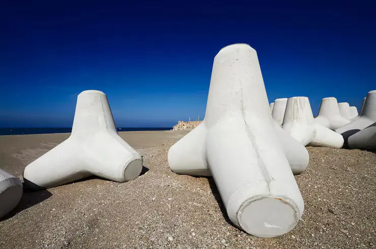 4ded32d0-adc2-4df6-8ab9-0221c04afd6d-italien-sizilien-provinz-messina-tetrapoden-aus-beton-am-strand-in-der-naehe-eines-im-bau-befindlichen-hafens_857279-20999 conv.jpg