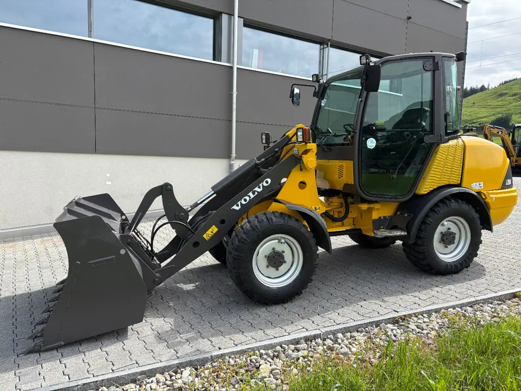 550fc3cf-096d-4078-9d68-6bcbb01ae713-Volvo L20B (4).jpg