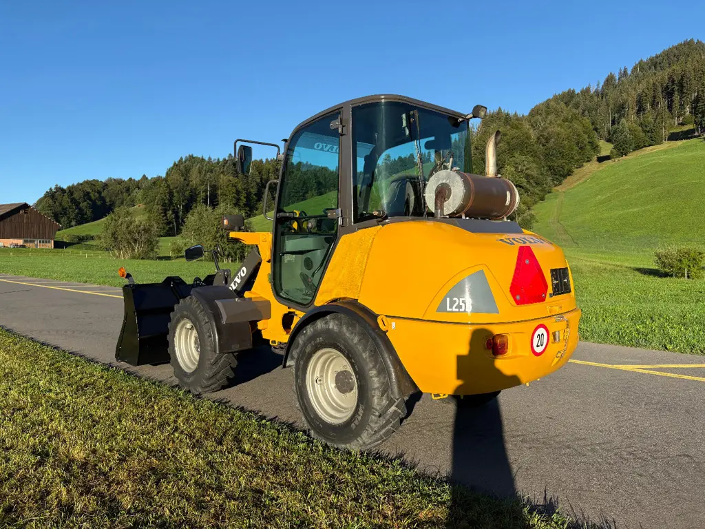 8d71efe8-623a-4e20-8ccd-5ea9b3c1aa97-Volvo L25B (2).jpg