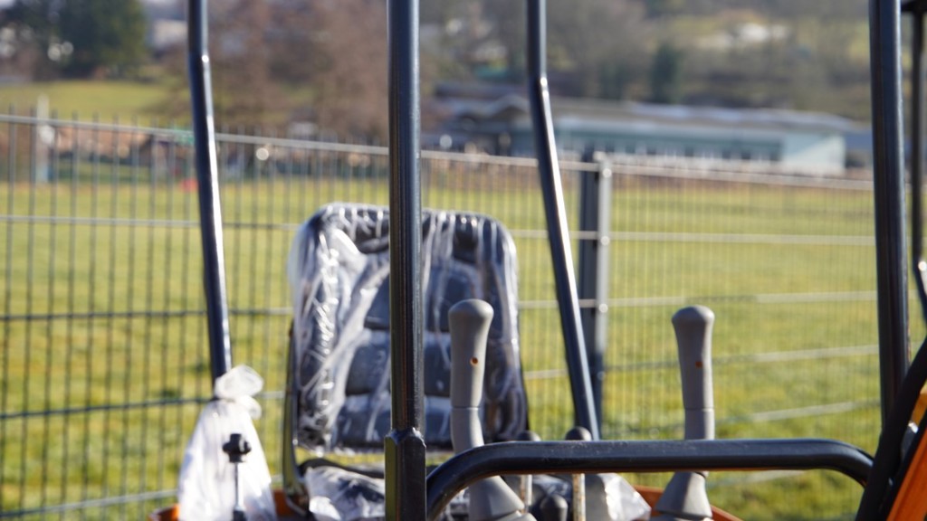 00620689-410e-4bfe-bbe2-40af5a892cf9-мини багер евтин.jpg