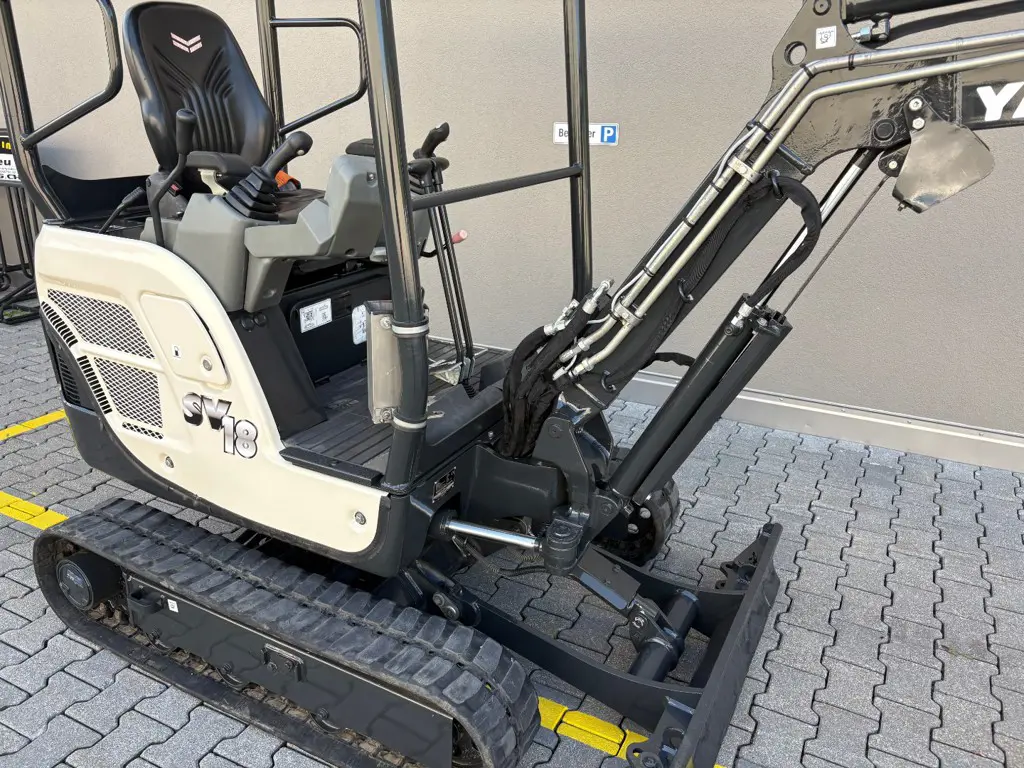 91df4138-e113-4b89-a23a-ed6dcb61de98-Yanmar SV18 (5).jpg