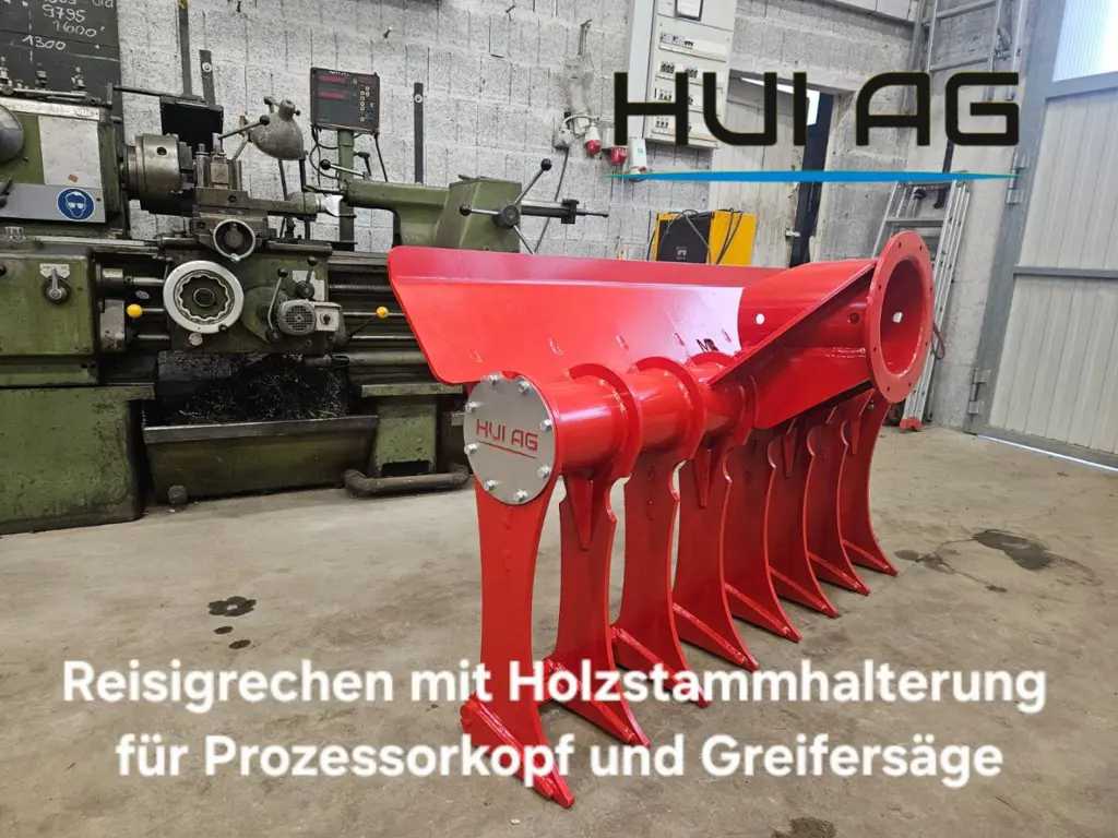 3fd24f4f-cd35-4112-af6a-78799c543acf-Reisigrechen mit Holzstammhalterung für Prozessorkopf und Greifersäge.jpg