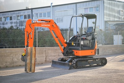 mini pelle Hitachi 2'220kg - E.84.22