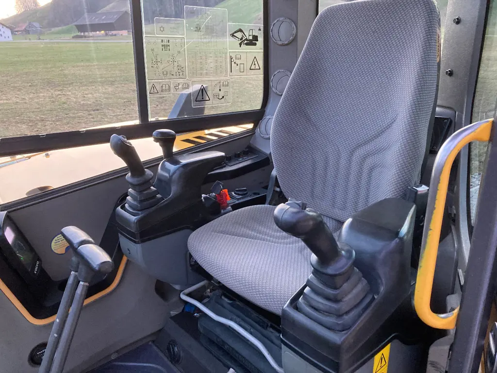 c7410550-9cb2-41c6-8bbf-157e86947789-Volvo ECR88 (7).jpg
