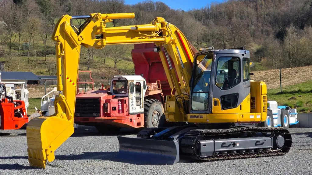 0204070b-7ab4-44d2-b60e-f3784902de36-Kettenbagger_Komatsu.jpg