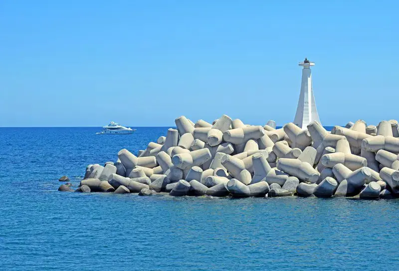 0c215d55-8feb-4df9-bafc-f80dcfffbc89-beach-7047906_medium conv.jpg