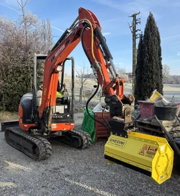 Robuster Mulcher an Bagger