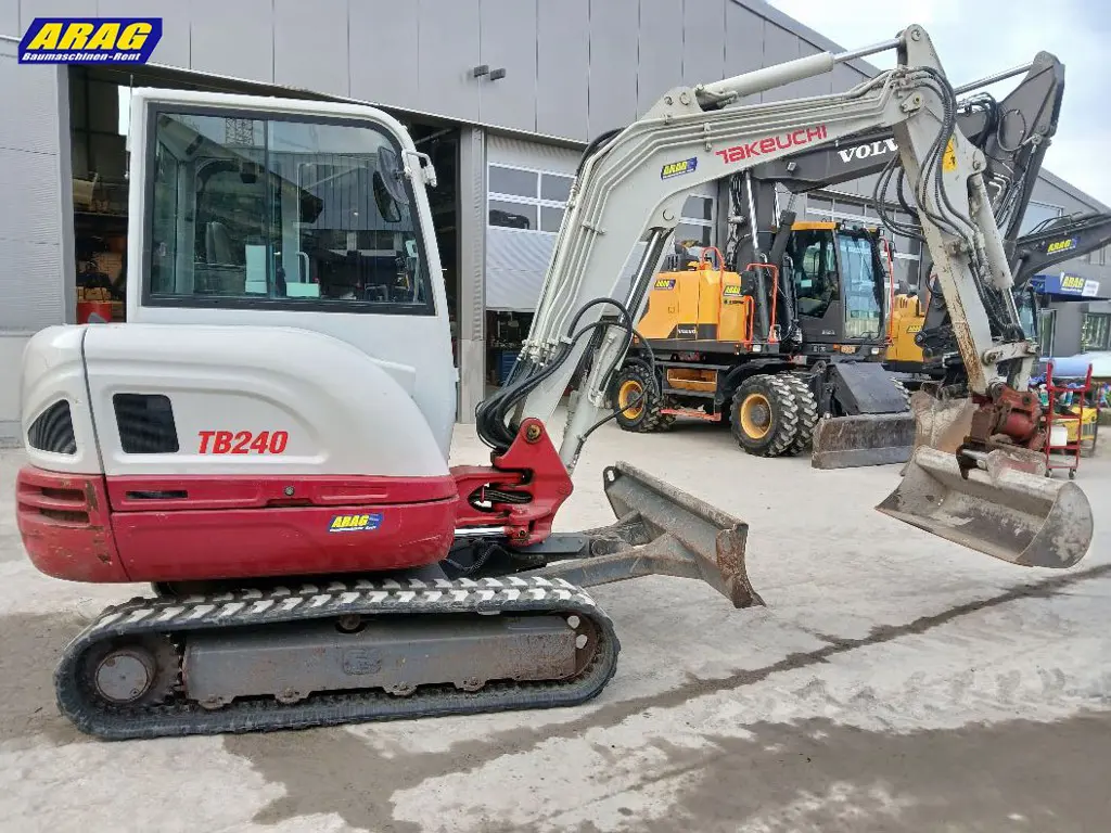 b9609f07-9ef0-486f-a17f-05f96b75520a-Takeuchi TB240_0000002218_03.jpg