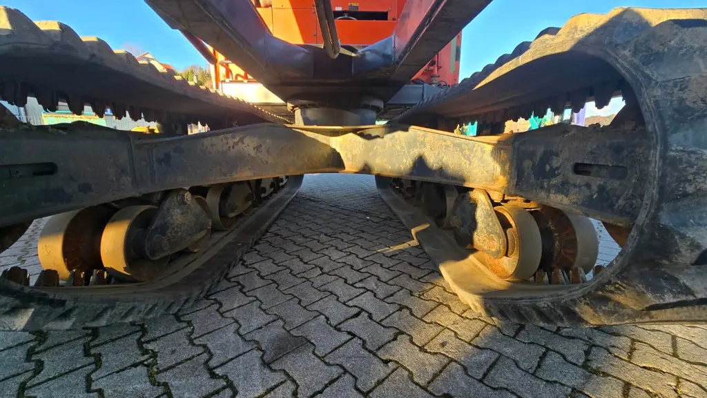 74c111dd-de77-4656-ad26-ab5bf06877bd-crawler undercarriage.jpg