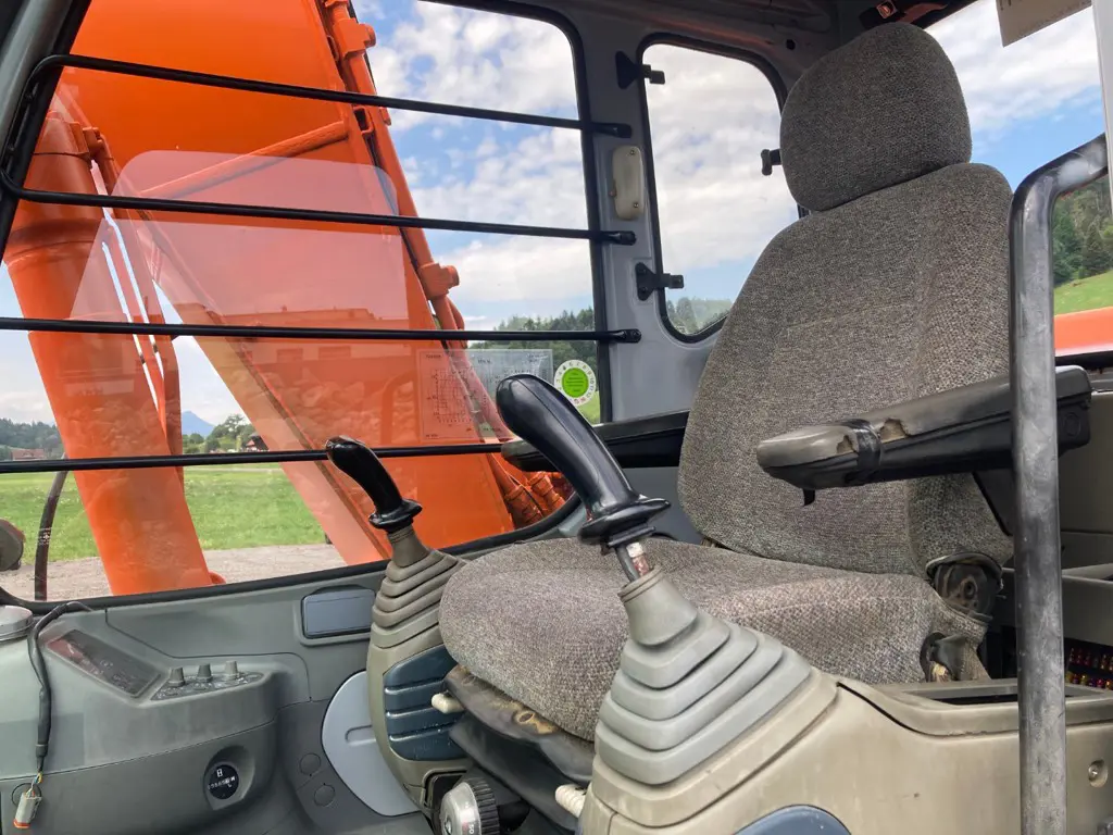 5065f1dc-e1d9-4b1d-8bcd-3b51d8a93ca6-Hitachi EX 135 (11).jpg