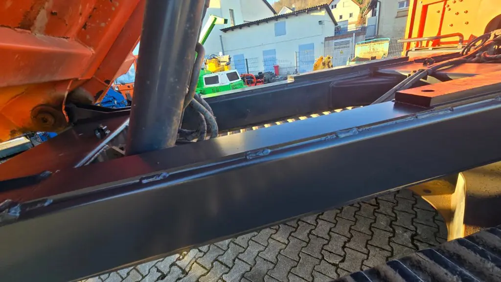 2d1bc2c9-9806-4172-a126-fd6fa12c558a-undercarriage frame.jpg