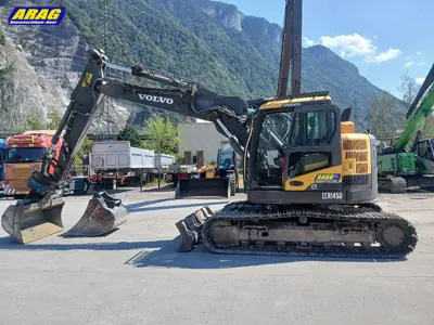 Volvo ECR145 DL mit Verstellausleger Bagger