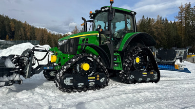John Deere M6120 Raupen-Traktor mit Loipenausstattung