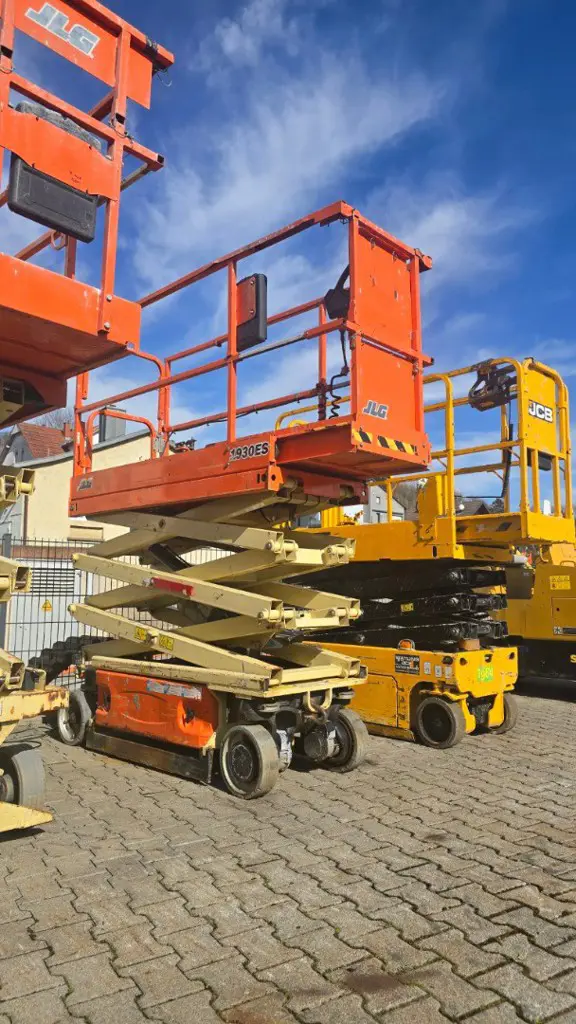 a768d3f7-fce1-4046-b6e9-b1d17298c10f-JLG 1930 ES.jpg