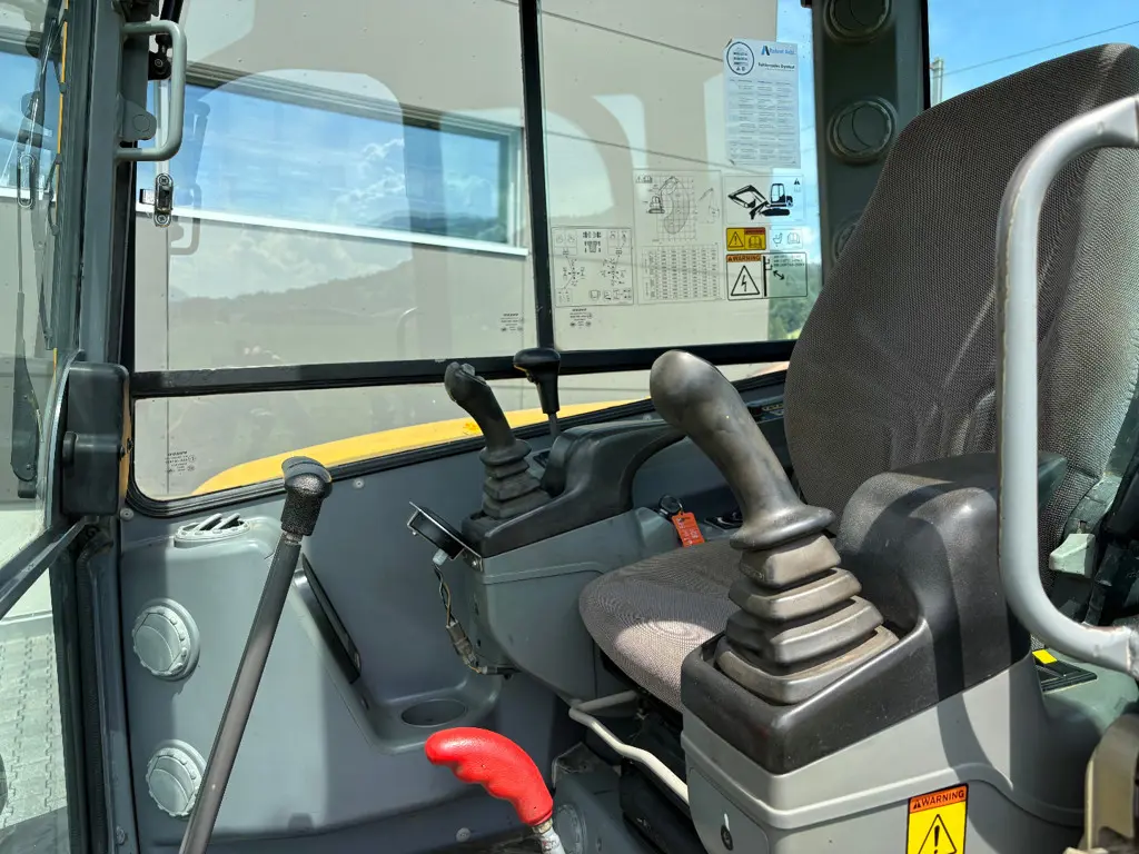 57b7f666-ecba-454e-aab8-67986647b633-Volvo ECR88 (7).jpg