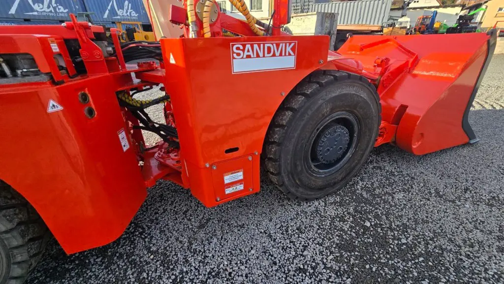 f554eb3f-7923-4e26-af4d-3c189adca007-Sandvik LH203 loader.jpg
