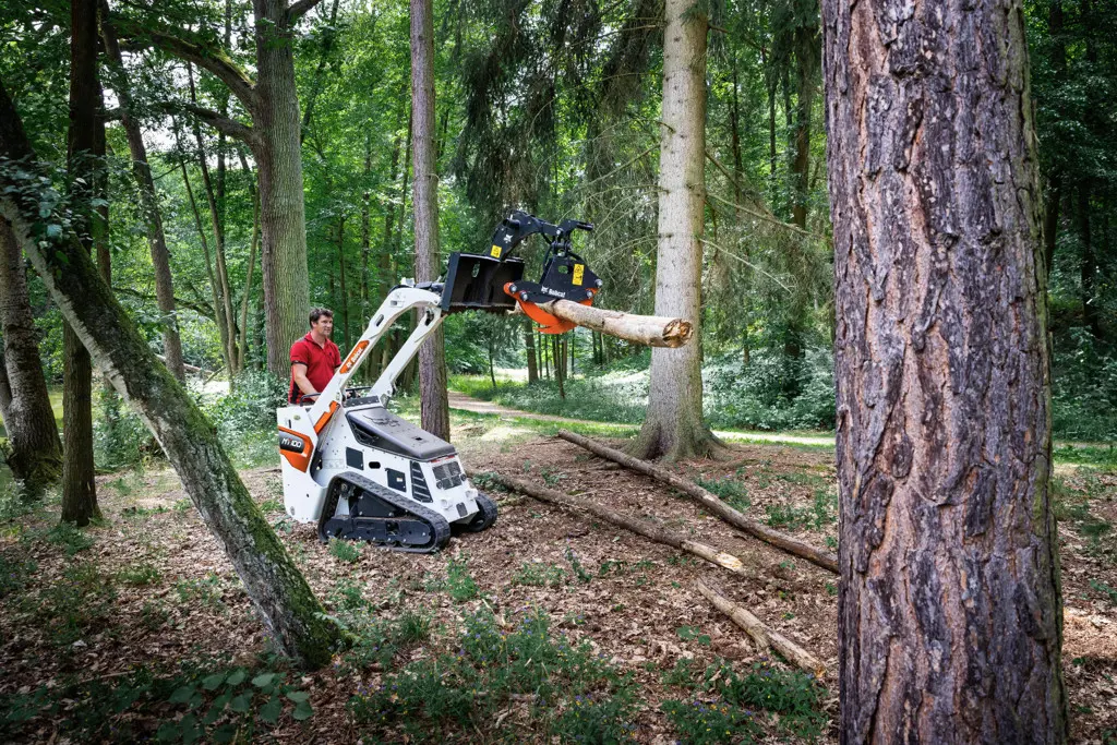 b87597d9-dddf-4820-8fb4-743e80e9984f-20220720_Bobcat_MT100_action_47.jpg