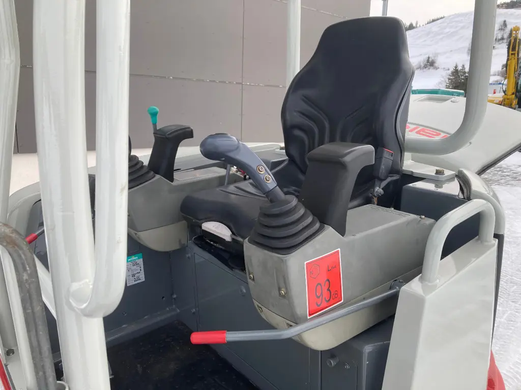 fe6cd7fb-61c6-4c80-8309-ed02224bf828-Takeuchi TB23R (5).jpg