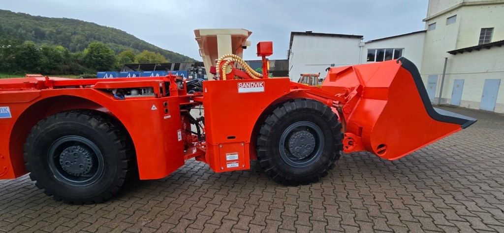 b87d1270-facd-49a2-8532-cfdb03e3cba4-underground-mining-loader.jpg