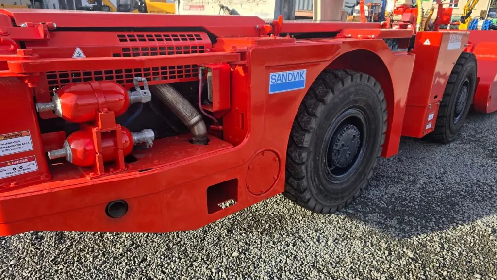 7588a82a-129c-466e-b1f4-15b0649a4d20-Deutz engine.jpg