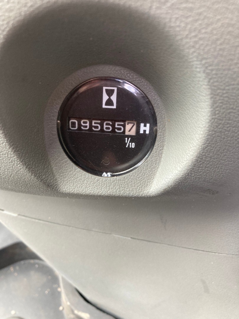 35d79bc0-fc5e-4fa1-8da5-915dae3c62a5-Hitachi EX 135 (12).jpg