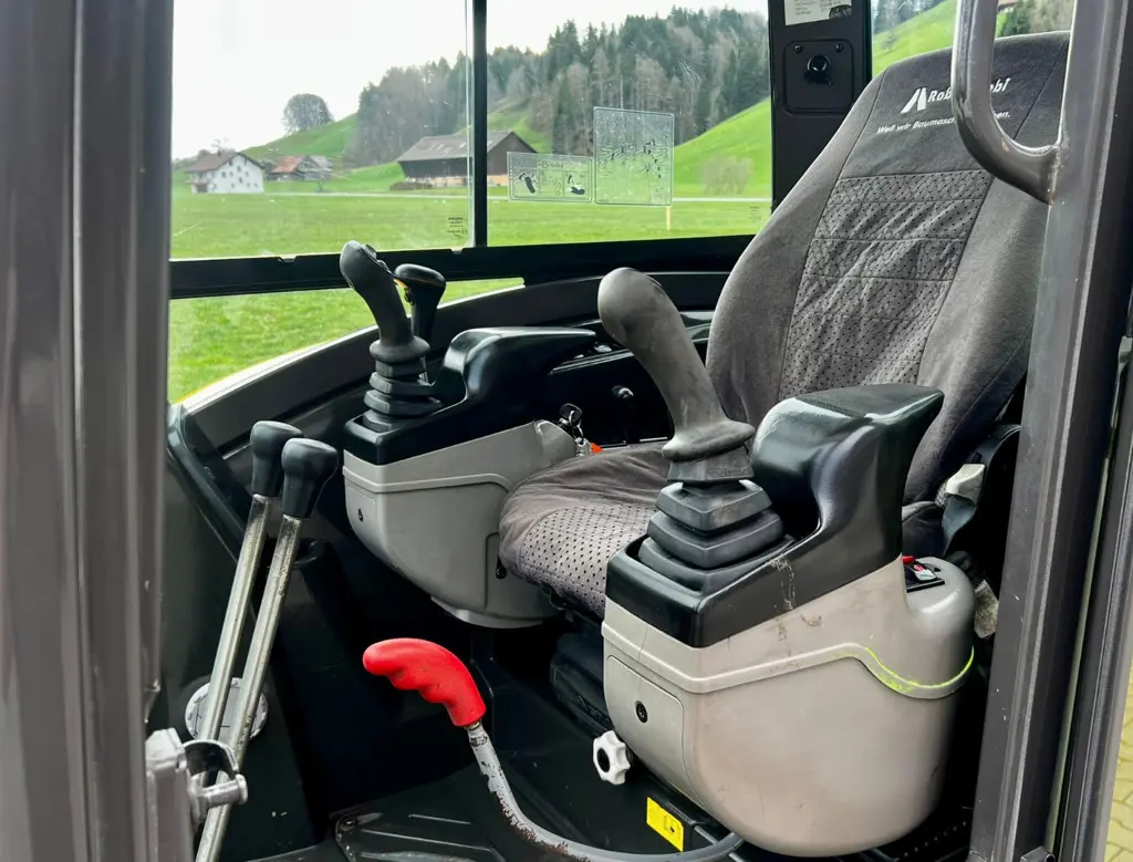 e276e4d5-4184-4a10-a69b-33447de0d16a-Volvo EC35C (7).jpg