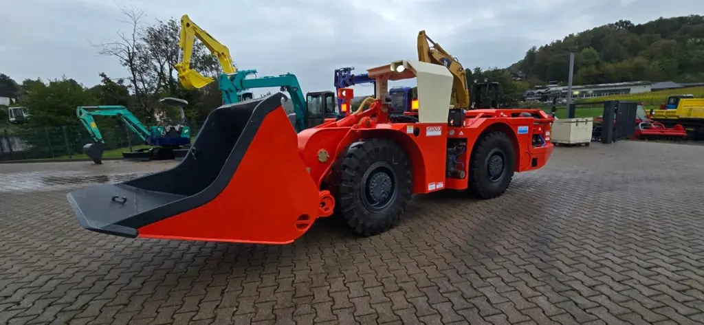 743c9381-ba5d-42b3-9a1a-bd0302c1b82e-used-sandivk-loader.jpg