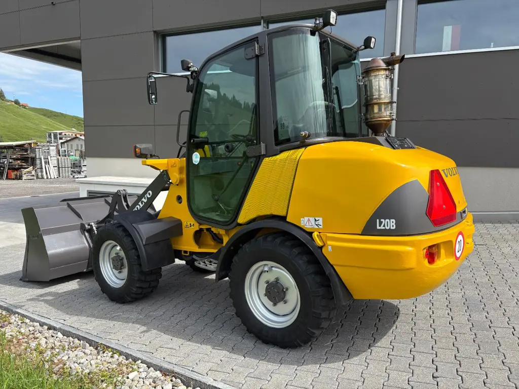 fbbd4d75-dc26-4f7b-b24a-52bf8dd5125a-Volvo L20B (3).jpg
