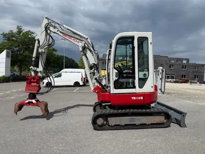 Bagger Takeuchi TB 138 FR mit viel Zubehör