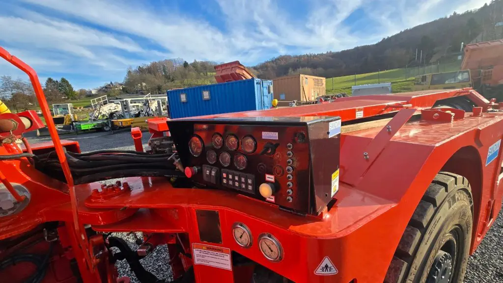 30536dd4-ef6c-4a27-824b-f055939e7939-underground loader.jpg