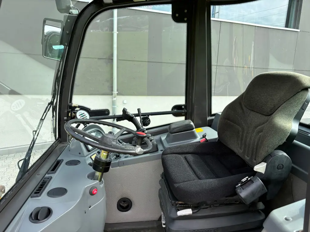 a33ce139-6647-4edb-8041-6931d7607db7-Volvo L20B (7).jpg