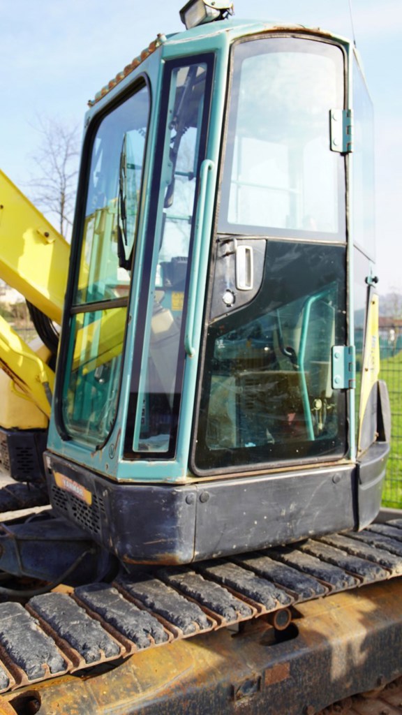 17f72e16-e5c7-42fa-8a1b-94247ecb0770-Minibagger Yanmar Scheiben.JPG