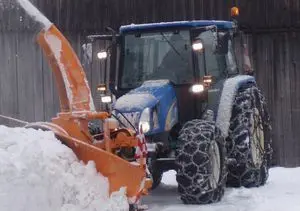 f4099e60-d978-48e3-8071-adc643ed468b-Schneeschleuder mit Ketten.jpg