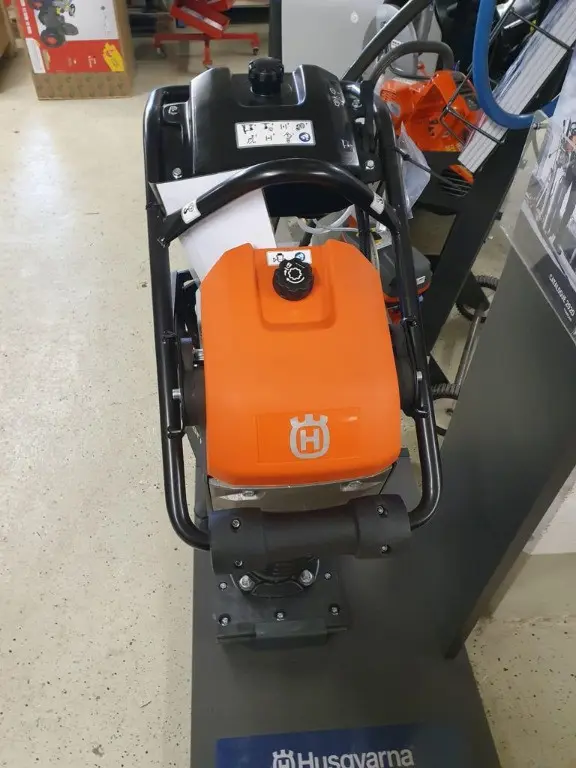 c0694be7-7ba8-406e-b4b1-5f045351e26f-Husqvarna LT6005 (3).jpg