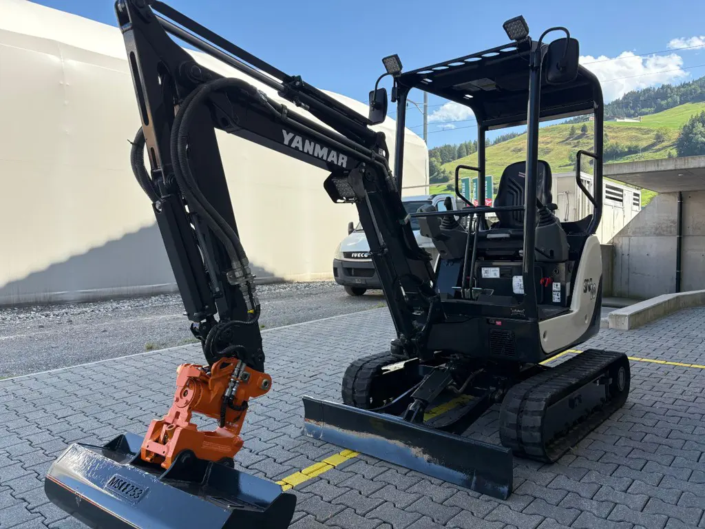 ee22960b-ecfb-4403-b8c3-a7d99e828489-Yanmar SV18 (4).jpg
