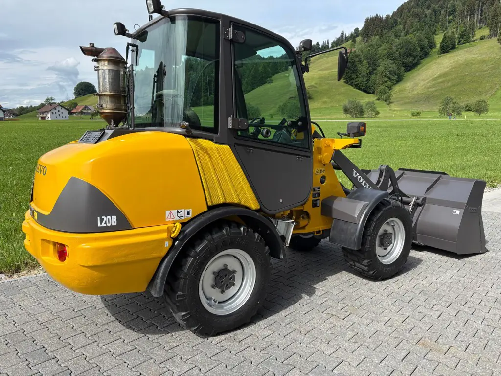 b97771be-ebe7-472c-a6c8-edab8d915137-Volvo L20B (2).jpg