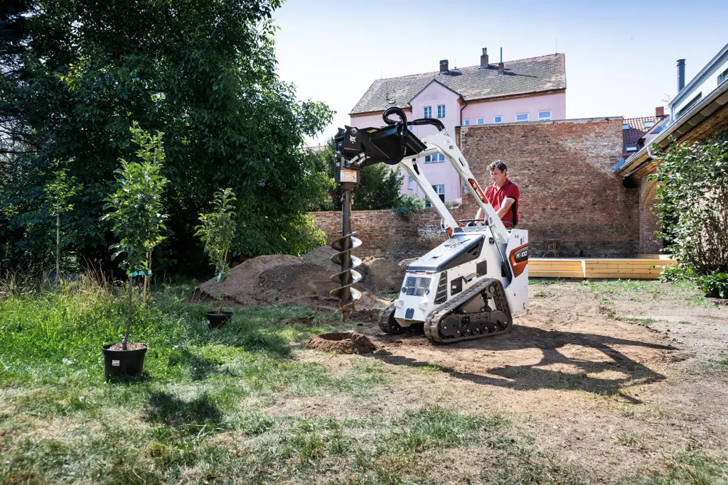 aa8c3c23-3edc-4a97-9ce2-813e60465ef7-20220720_Bobcat_MT100_action_12.jpg