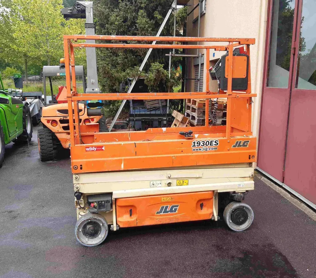 49c123b4-30ec-43f4-81b5-74258c4e40a6-Hebebühne JLG1930esSeite.jpg